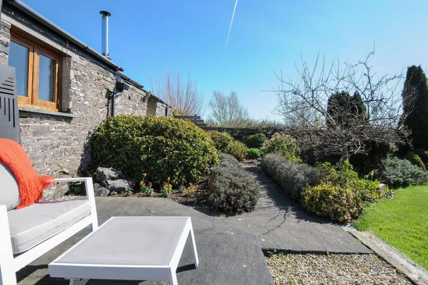 SWALLOW BARN, romantic, with hot tub in St Kew