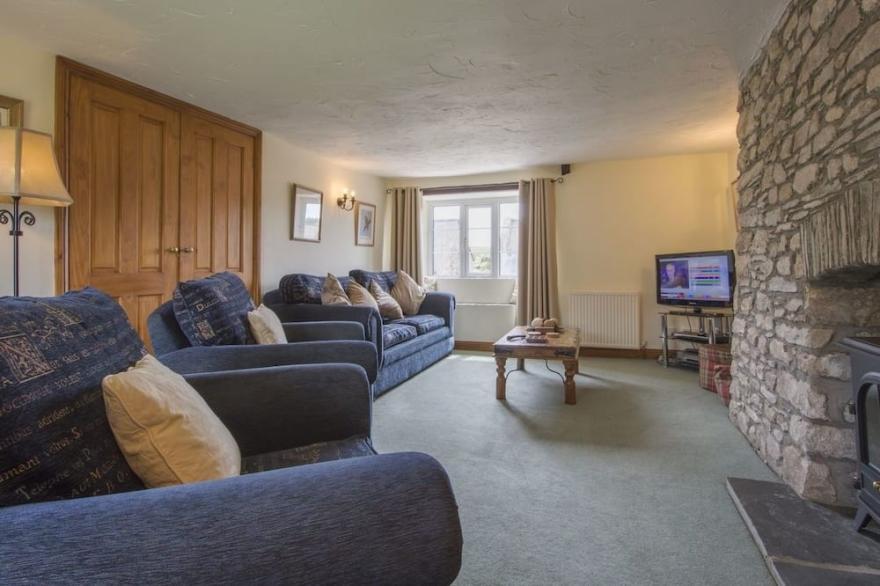 OWLS ROOST, family friendly, with hot tub in Combe Martin