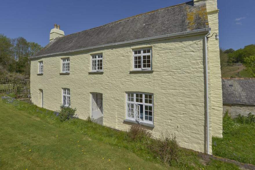 TREGONHAWKE FARMHOUSE, pet friendly, with open fire in Millbrook