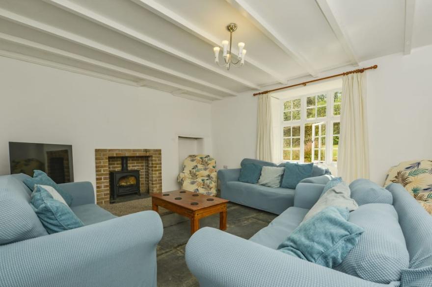 TREGONHAWKE FARMHOUSE, pet friendly, with open fire in Millbrook