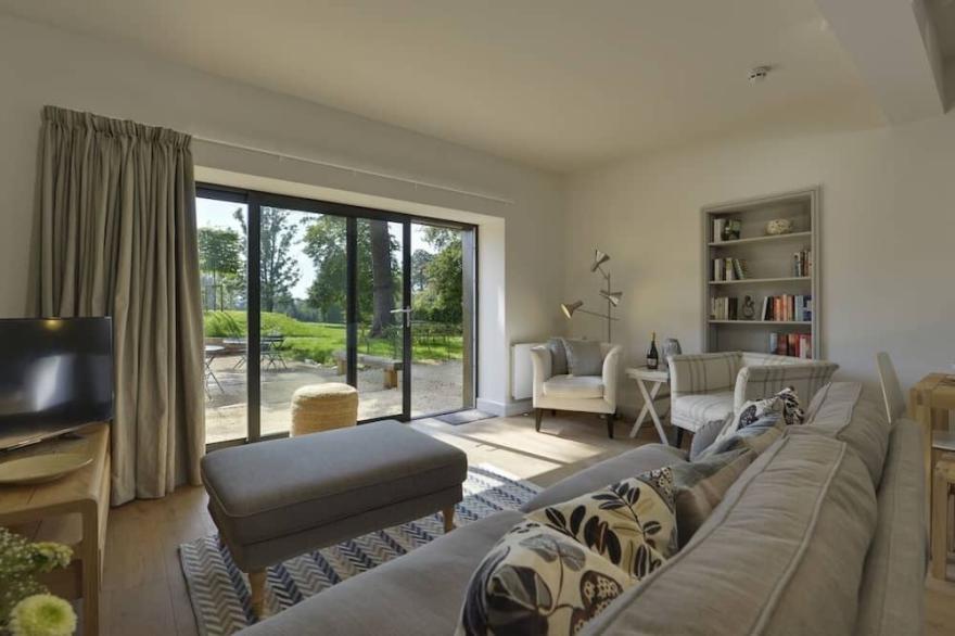GARDENERS COTTAGE, pet friendly, luxury holiday cottage in Talaton