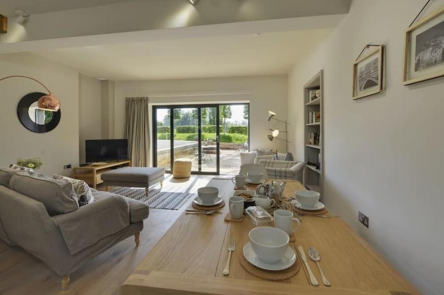 GARDENERS COTTAGE, pet friendly, luxury holiday cottage in Talaton