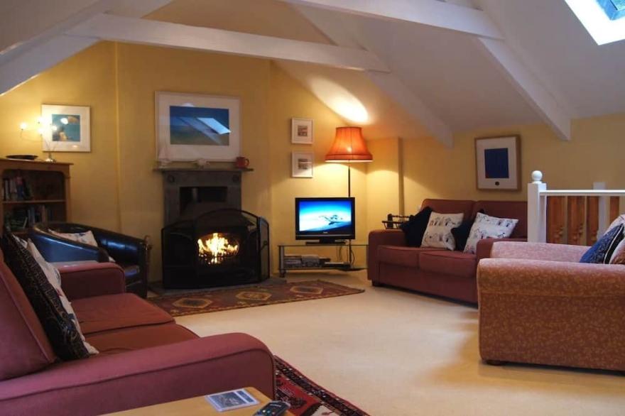 GROOMS COTTAGE, pet friendly, with open fire in St Minver