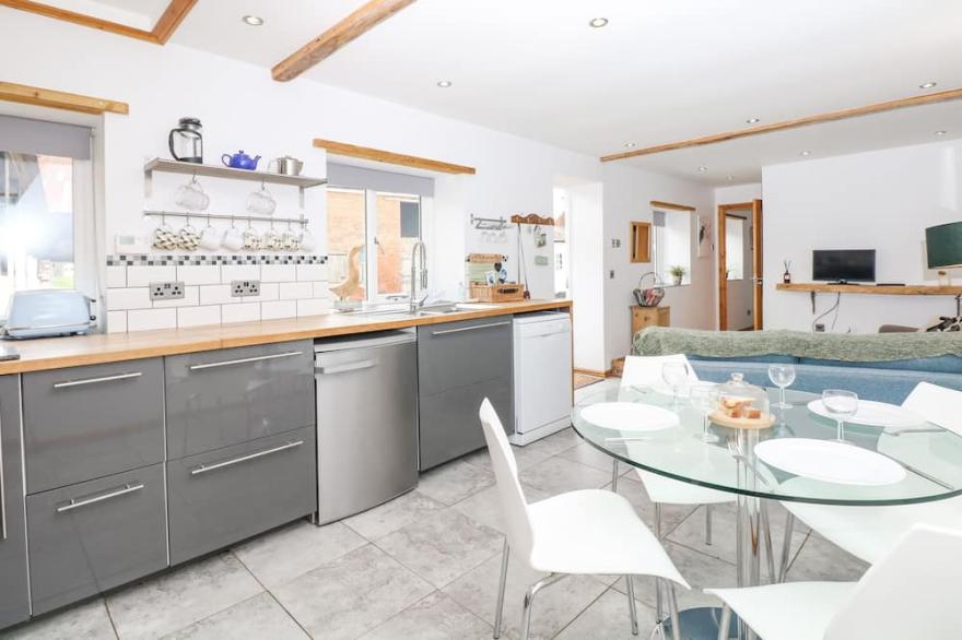 THE MILK SHED, pet friendly, luxury holiday cottage in Plymtree