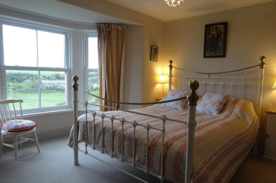 HEATHERDALE, pet friendly, country holiday cottage in Treknow