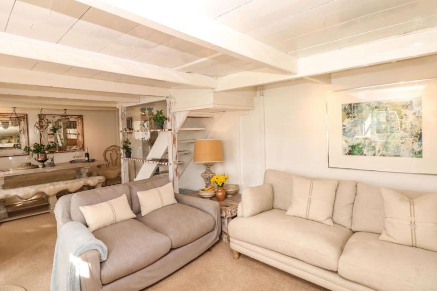 EVERGREEN, pet friendly, country holiday cottage in Rinsey Cove