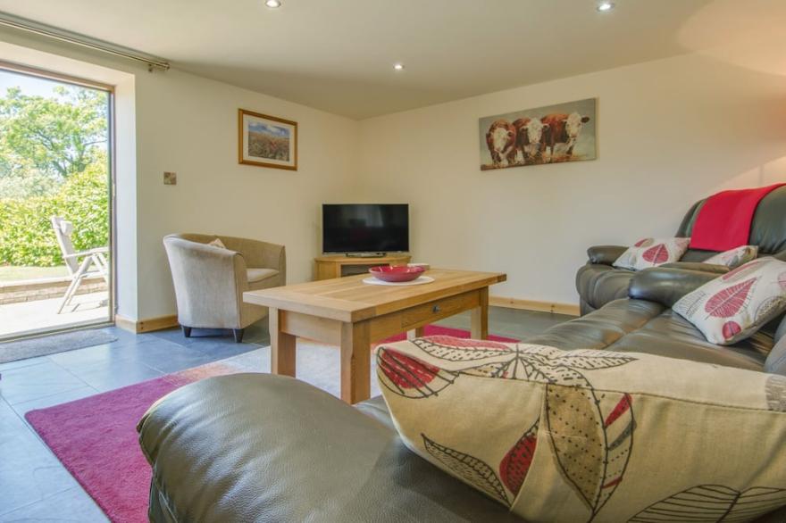 ORCHARD BARN, pet friendly, with a garden in St Giles On The Heath