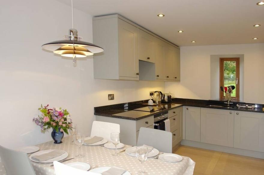 THE OLD LOG SHED, family friendly, luxury holiday cottage in Honiton