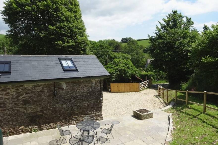 TORRINGS BARN, pet friendly, with a garden in Aveton Gifford