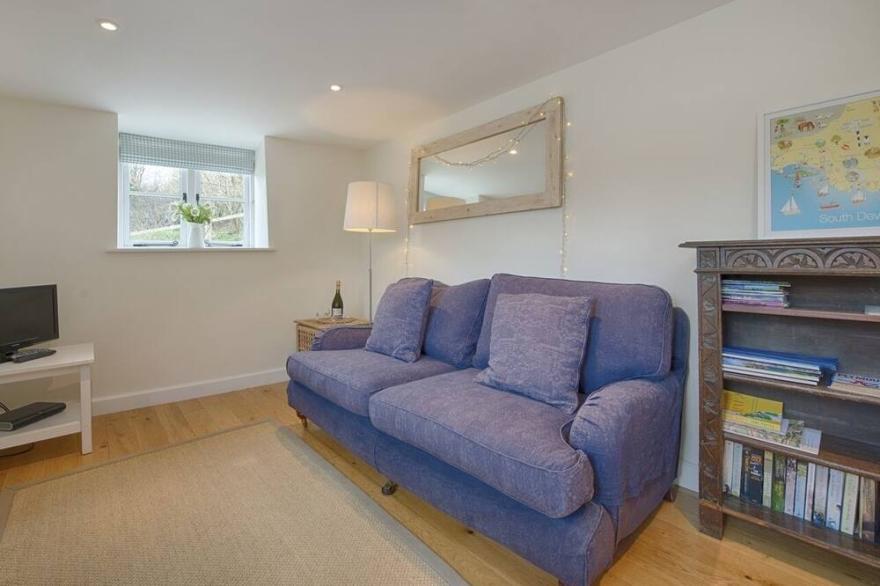 TORRINGS BARN, pet friendly, with a garden in Aveton Gifford