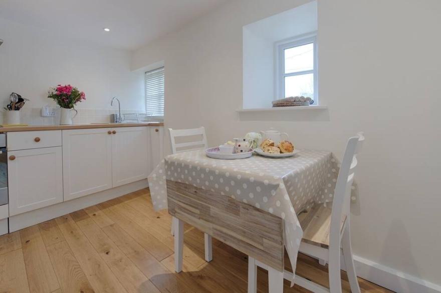 TORRINGS BARN, pet friendly, with a garden in Aveton Gifford