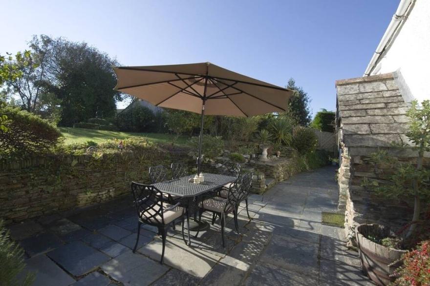 MAYS COTTAGE, pet friendly, luxury holiday cottage in St Issey