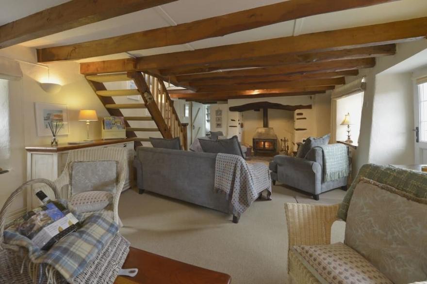 MAYS COTTAGE, pet friendly, luxury holiday cottage in St Issey