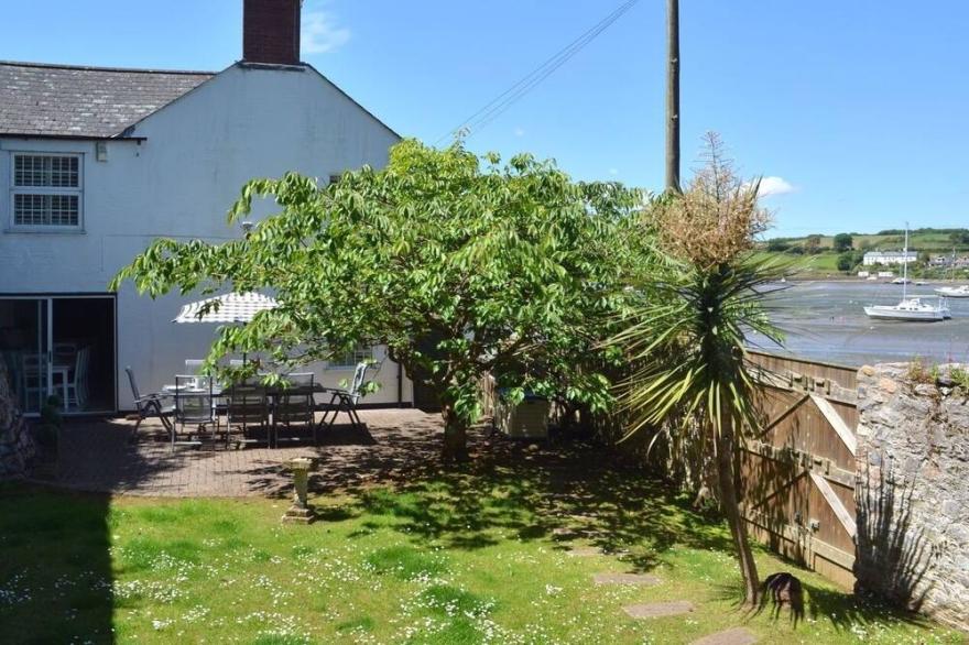 LAKESIDE, pet friendly, luxury holiday cottage in Millbrook