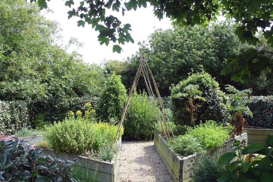 LEY PARK, family friendly, with open fire in Welcombe Mouth