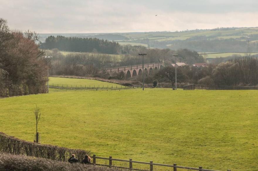 FAIRLEIGH WHITBY, pet friendly, character holiday cottage in Whitby