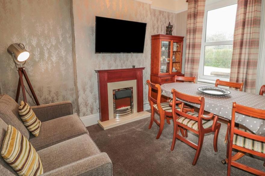 FAIRLEIGH WHITBY, pet friendly, character holiday cottage in Whitby