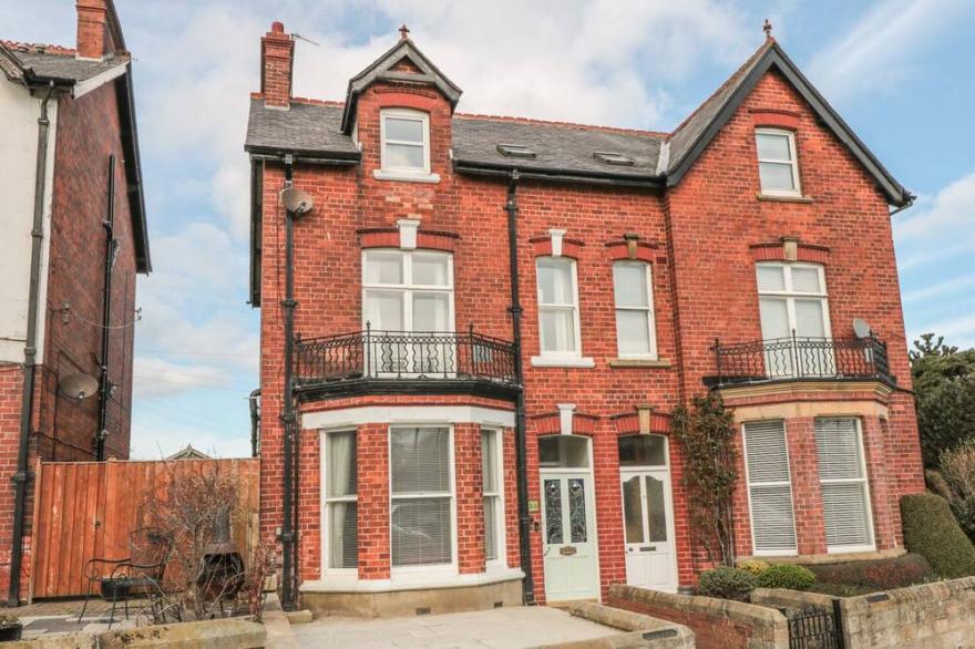 FAIRLEIGH WHITBY, pet friendly, character holiday cottage in Whitby