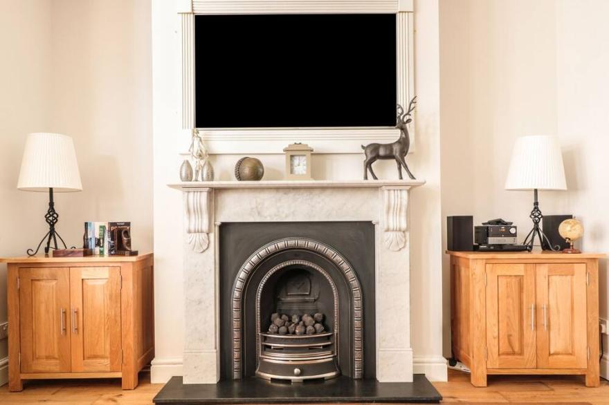 33 CRESCENT GARDENS, family friendly, luxury holiday cottage in Bath