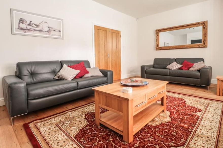 33 CRESCENT GARDENS, family friendly, luxury holiday cottage in Bath