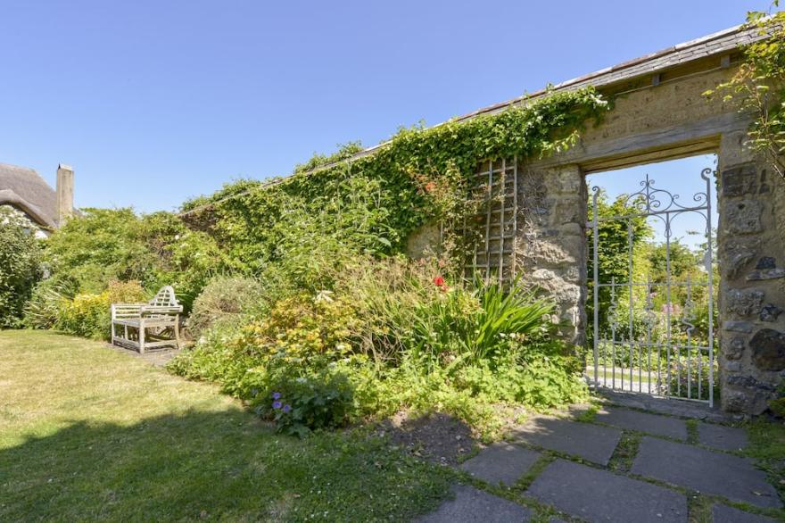 MICHAELMAS COTTAGE, pet friendly, with a garden in Drewsteignton
