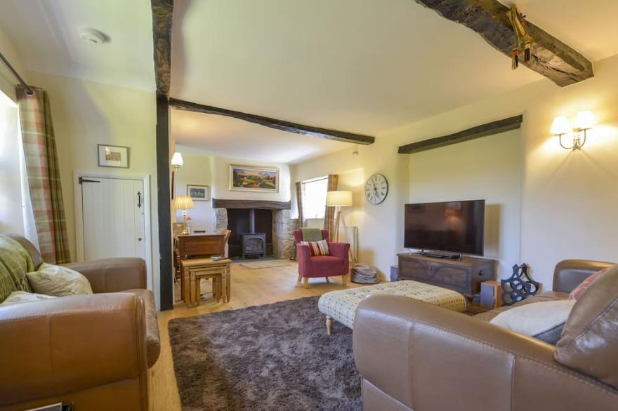 MICHAELMAS COTTAGE, pet friendly, with a garden in Drewsteignton