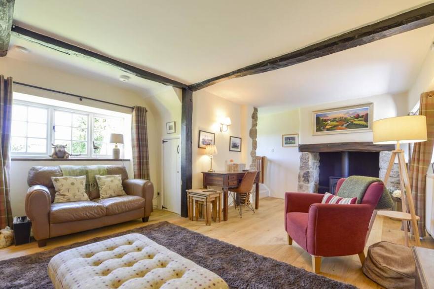 MICHAELMAS COTTAGE, pet friendly, with a garden in Drewsteignton