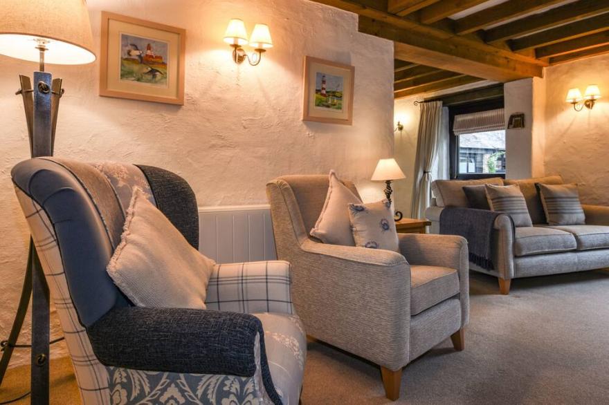 BRAMBLE COTTAGE, family friendly, with a garden in Ringmore