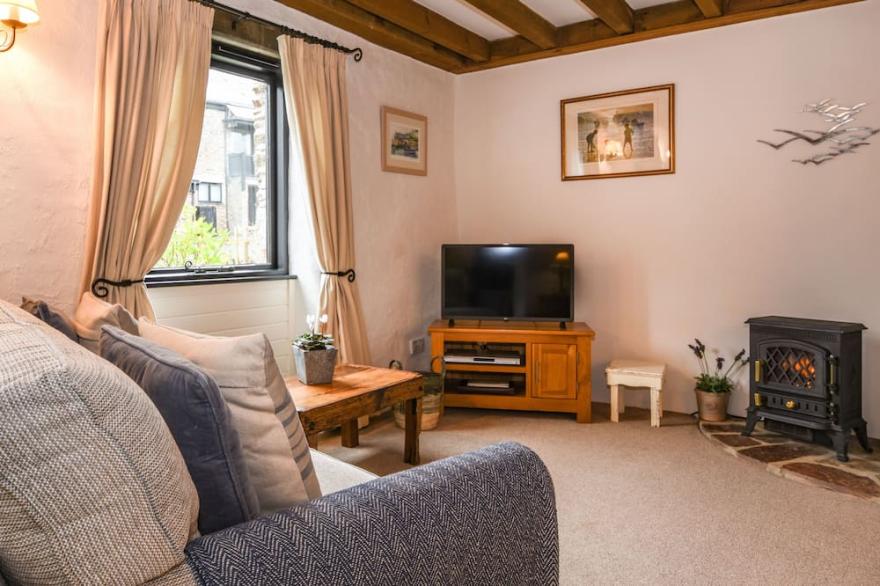 BRAMBLE COTTAGE, family friendly, with a garden in Ringmore