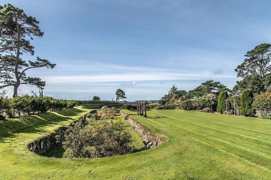 ALSTON HALL, pet friendly, with pool in Battisborough Cross