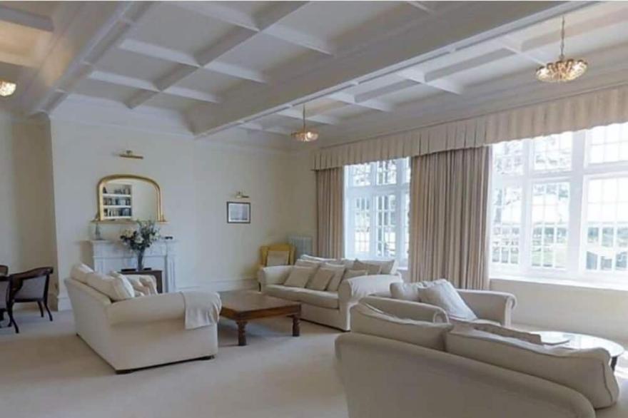 ALSTON HALL, pet friendly, with pool in Battisborough Cross