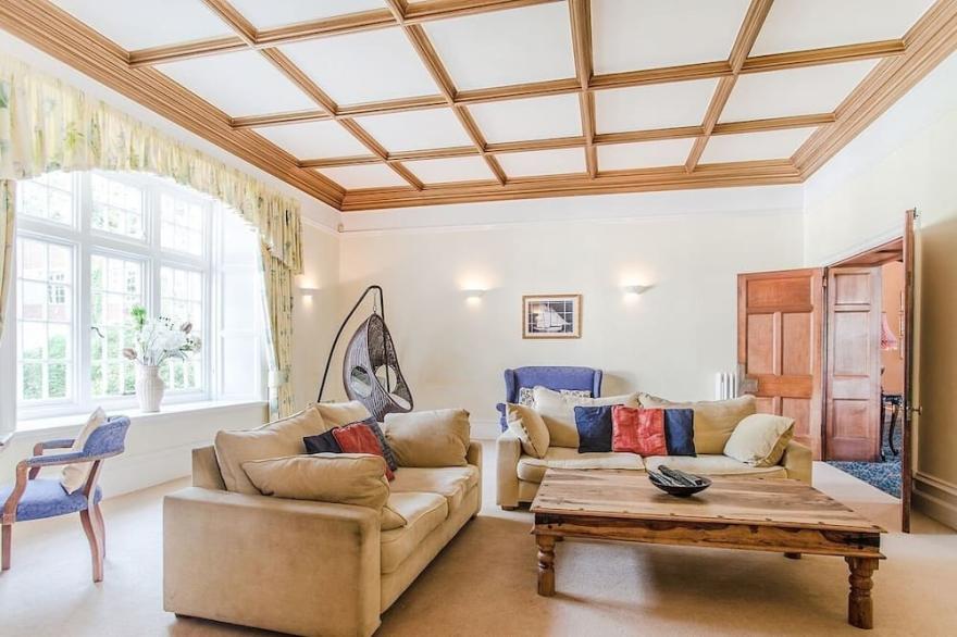 ALSTON HALL, pet friendly, with pool in Battisborough Cross