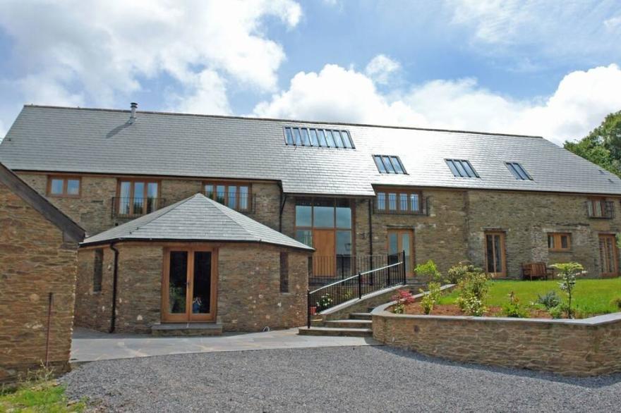 THE ROUNDHOUSE, pet friendly, luxury holiday cottage in Halwell