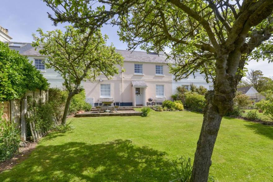 4 COASTGUARDS COTTAGE, family friendly, with open fire in Hope Cove
