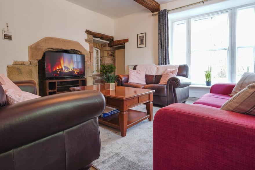 THE OLD BULLS HEAD, pet friendly, with hot tub in Chapel-En-Le-Frith