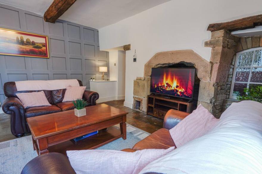 THE OLD BULLS HEAD, pet friendly, with hot tub in Chapel-En-Le-Frith