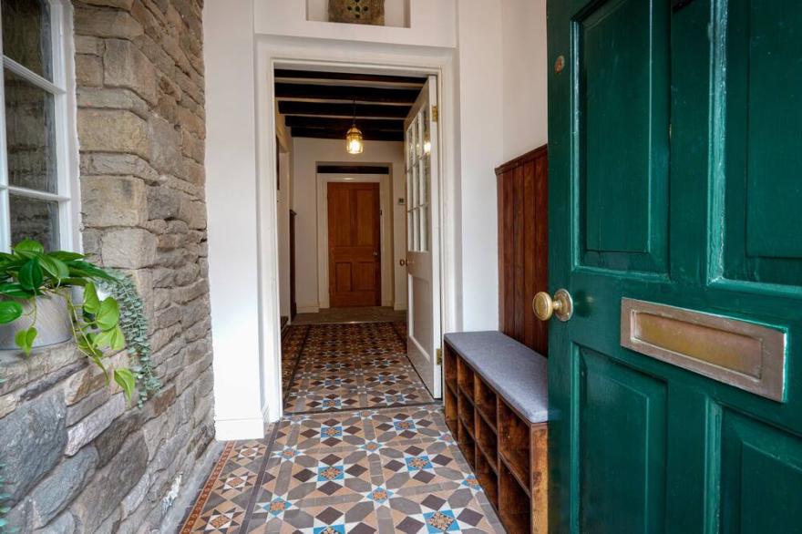 THE OLD BULLS HEAD, pet friendly, with hot tub in Chapel-En-Le-Frith