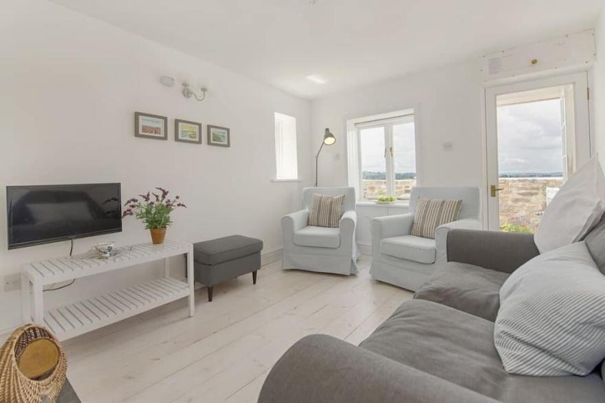 1 THE QUAY, pet friendly, luxury holiday cottage in Lympstone