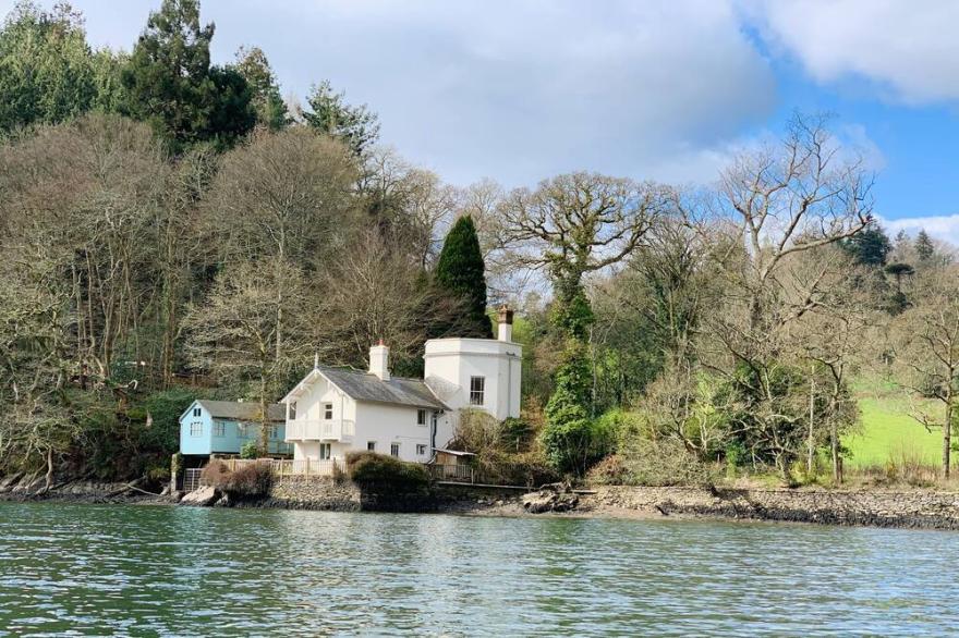 THE BATHING HOUSE, family friendly, with pool in Ashprington