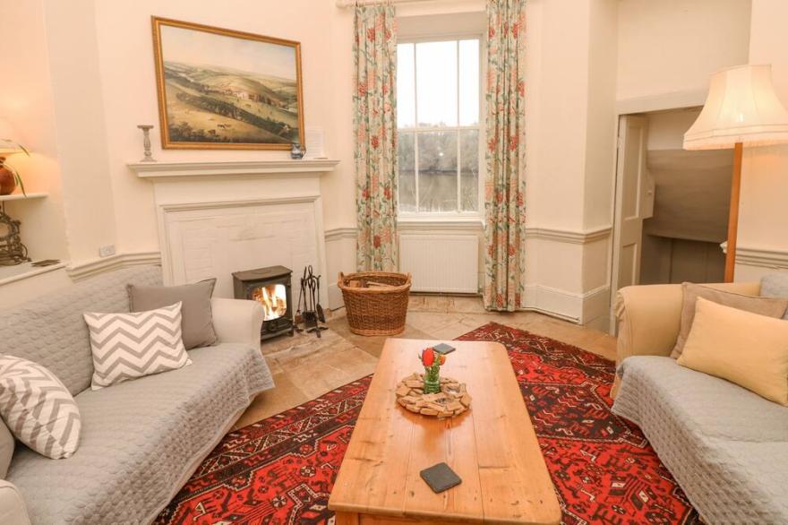 THE BATHING HOUSE, family friendly, with pool in Ashprington