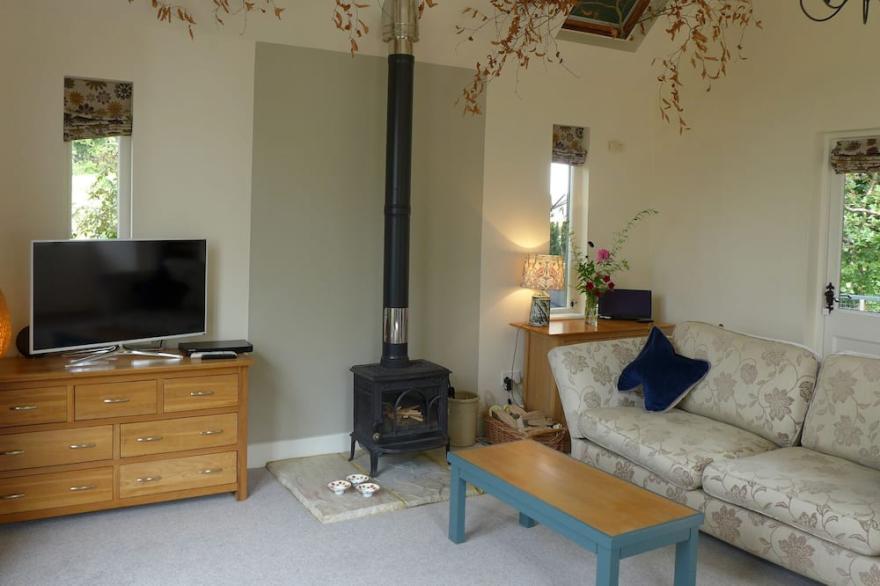 LITTLE EVANSES, family friendly, country holiday cottage in Dalwood