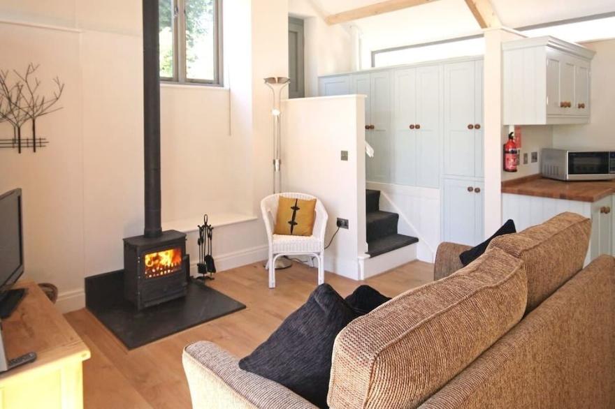 MUGWELL BARN, pet friendly, with open fire in Luckett
