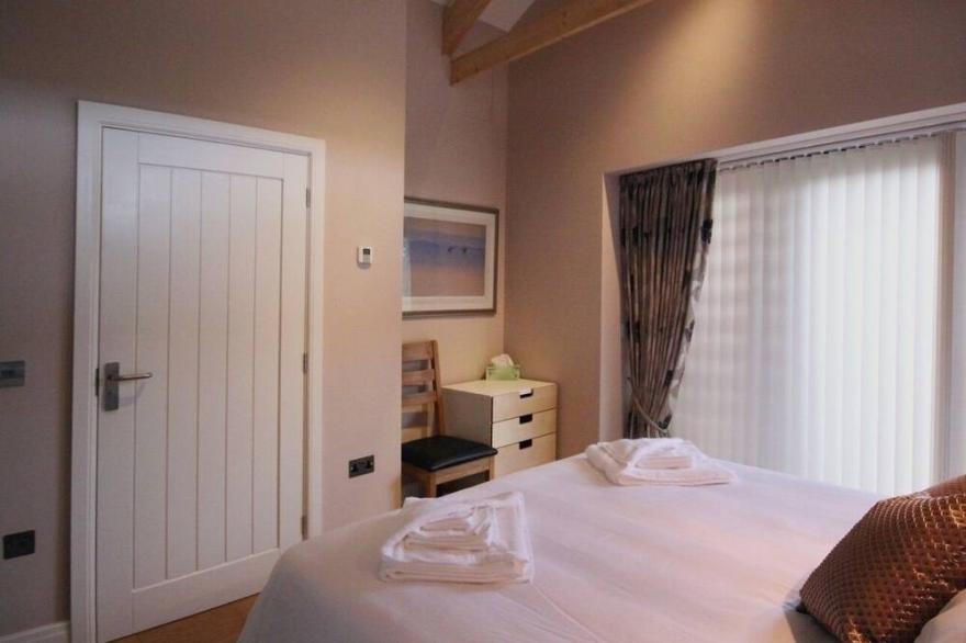MUGWELL BARN, pet friendly, with open fire in Luckett