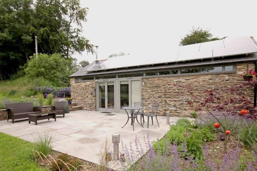 MUGWELL BARN, pet friendly, with open fire in Luckett