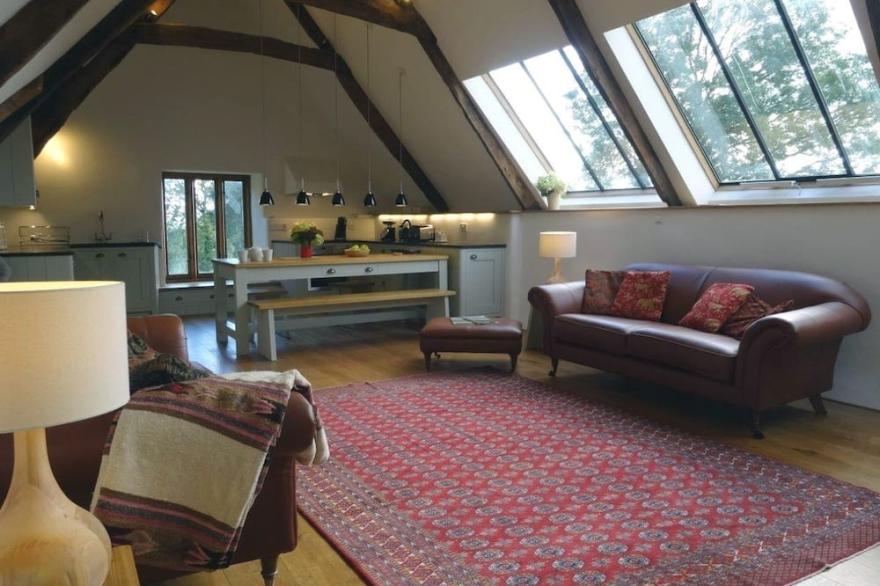 THE HAYLOFT, pet friendly, luxury holiday cottage in Manaton