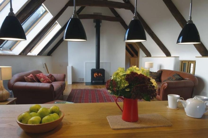 THE HAYLOFT, pet friendly, luxury holiday cottage in Manaton