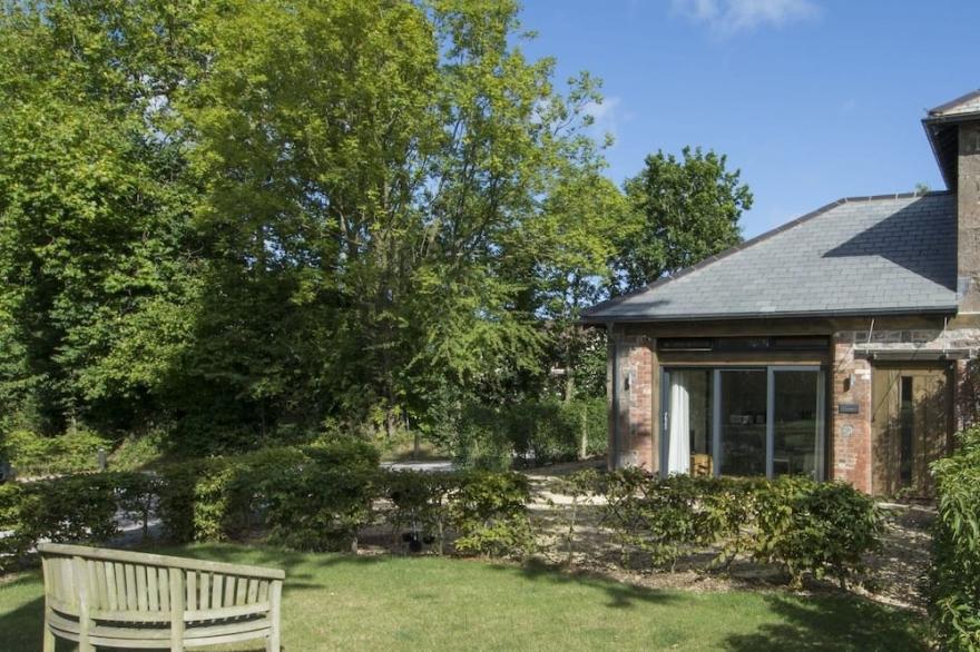 GROOMS COTTAGE, pet friendly, luxury holiday cottage in Talaton