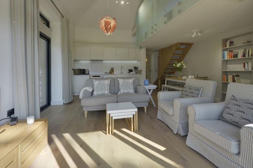 GROOMS COTTAGE, pet friendly, luxury holiday cottage in Talaton