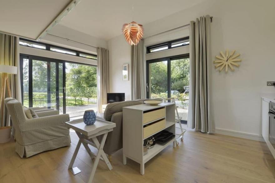 GROOMS COTTAGE, pet friendly, luxury holiday cottage in Talaton