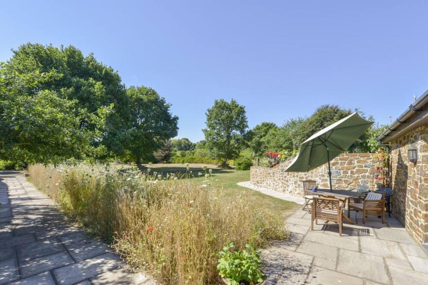 THE OLD PARLOUR, pet friendly, with a garden in Sampford Courtenay